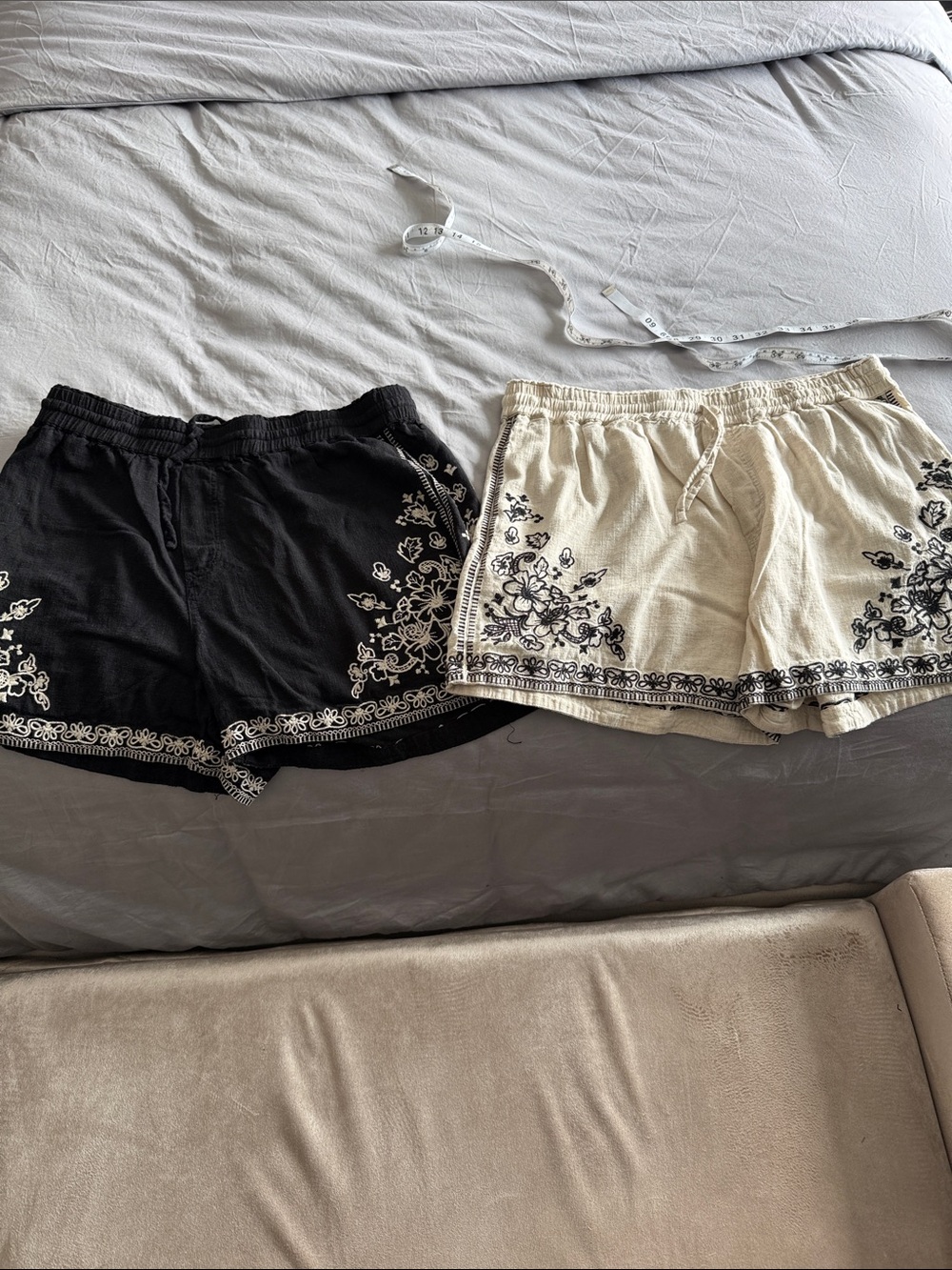 Elie Tahari Black & Cream Floral Embroidered  Shorts